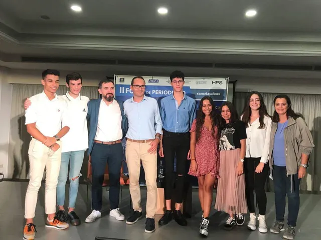Ignacio Escolar y David Jiménez, con alumnos y profesores de la Universidad Fernando Pessoa de Canarias.