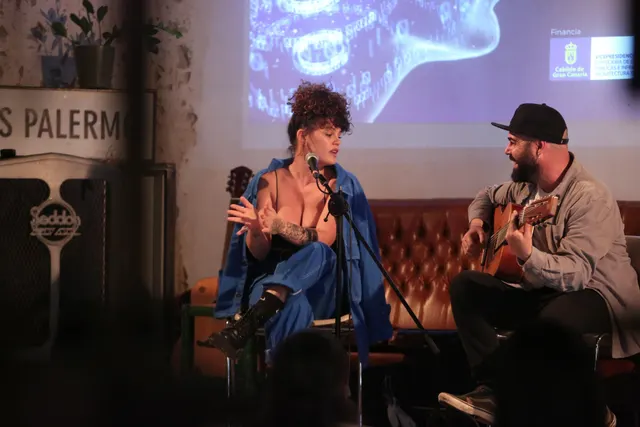Mel Ömana cierra el encuentro con un concierto acústico.