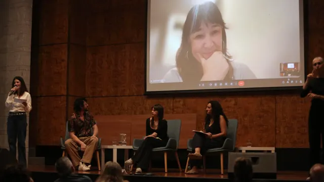 Elisa García Mingo, en pantalla, y Gara Santana, David Pareja, Noemí López Trujillo y Jennifer Jiménez en la segunda mesa.